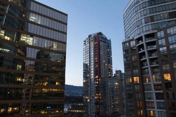 Vancouver Belvárosi Felhőkarcoló Lámpák Szétszórva Sötét Üvegfalak Vancouver Brit Columbia — Stock Fotó