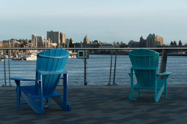 Blaue Gartenstühle Sonnenuntergang Auf Der Johnson Street Bridge Victoria British — Stockfoto