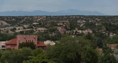 Santa Fe silueti ve Paseo De Peralta 'dan görünen çatılar