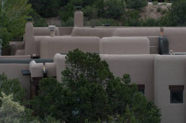 Santa Fe, New Mexico 'nun tarihi merkezinde bir Adobe tarzı bina..