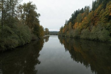 Snoqualmie nehir kıyıları sonbahar sezonu boyunca köprü ve arka planda Tiger Mountain, Carnation, Washington