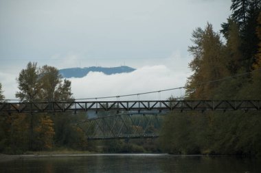 Snoqualmie nehir kıyıları sonbahar sezonu boyunca köprü ve arka planda Tiger Mountain, Carnation, Washington