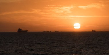Gün batımında Sunshine Skyway Köprüsü 'nden kalkan Bulker teknesinin karanlık siluetine bakıyorum, Tampa Bay, Florida