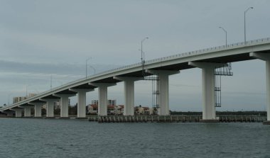 Clearwater köprüsüne bakıyorum Sand Key Park, Clearwater, St Pete, Florida