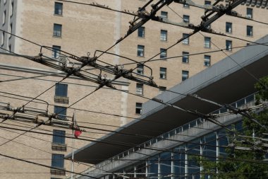 Vancouver, British Columbia 'daki Robson ve Thurlow kavşağında kablolardan oluşan bir ağ.
