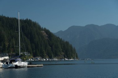 Vancouver, Britanya Kolumbiyası 'nda, Deep Cove' da Kuzey Sahili 'ne demirlemiş uzun direkli yelkenliler