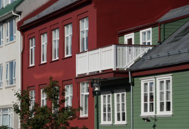 Laugardalur, Reykjavik, İzlanda 'daki geleneksel İskandinav binalarının renkli dış detayları