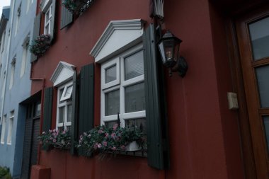 Laugardalur, Reykjavik, İzlanda 'daki geleneksel İskandinav binalarının renkli dış detayları