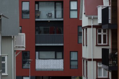 Laugavegur, Reykjavik, İzlanda 'daki modern apartman dairelerinin dış detaylarında geleneksel İskandinav renkleri