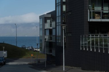 Reykjavik 'in iş bölgesinde Midborg, Reykjavik, İzlanda' ya giden boş bir cadde.,