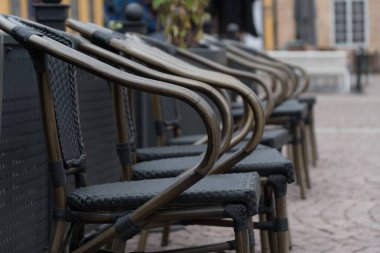 Christiania Torv, Oslo, Norveç yakınlarındaki kapalı bir restoranda boş yemek sırası.