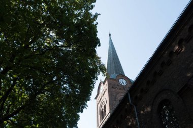 Sofienberggata, Oslo, Norveç 'teki Luteryan katedralinin saat kulesi ve çatısı
