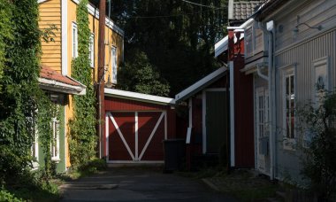 Eski ahşap evleri ve Rodelokka, Oslo, Norveç 'teki kırmızı kapıları olan tuhaf bir yer.