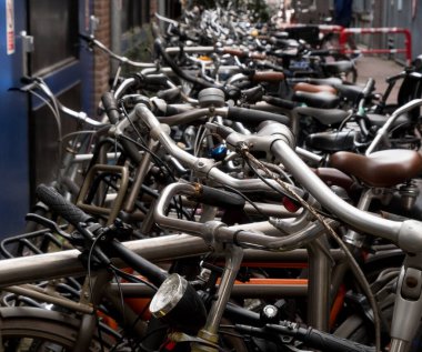Amsterdam 'ın göbeğindeki otoparkın parmaklıkları, kolları ve lastikleri kapanıyor.