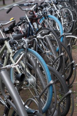 Amsterdam 'ın göbeğindeki otoparkın parmaklıkları, kolları ve lastikleri kapanıyor.
