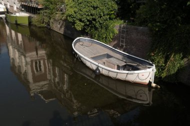 Güneşli bir sonbahar gününde Lauriergracht 'ta renkli tekne ve yansımalar, Ürdün, Amsterdam