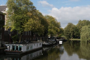 Amsterdam 'da, Roeterseiland Kampüsü yakınlarındaki küçük bir gölde sakin güneşli bir öğleden sonra.