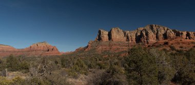 Oak Creek Kanyonu, Sedona, Arizona yakınlarındaki geniş Sandrock oluşumlarına yaklaşıyoruz.