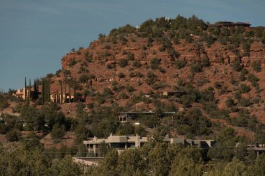 Oak Creek Kanyonu ile Sedona, Arizona arasındaki Red Rock uçurumlarındaki evler.