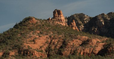 Arizona 'daki Red Rock State Parkı' nda Katedral Rock 'ın yanında büyük uçurumlar var.