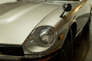 Bir araba fuarında klasik bir Japon arabasının far ve aynası.