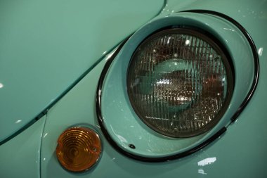 Araba fuarındaki klasik bir Japon arabasının farları ve dönüş sinyali.