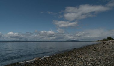 Washington, Shoreline yakınlarındaki Saltwater Beach Parkı 'ndaki Puget Sound' da bulutlar