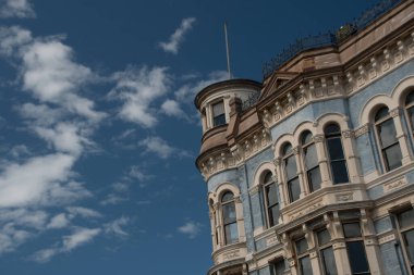 Blue Victorian binası. Mavi gökyüzünün altında. Port Townsend 'de bir yaz günü.