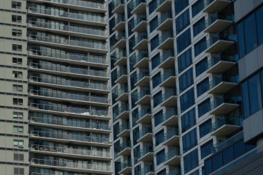 Yüksek binalar, Bellevue şehir merkezindeki açık hava seçeneklerini tanımlayan sonsuz sayıda pencere ve balkon taşır.