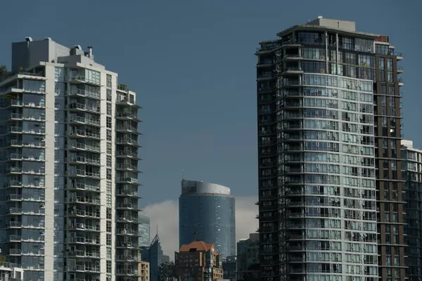 Eşsiz bir şekilde tasarlanmış gökdelenin çarpıcı görüntüsüne bakıyorum. Granville Adası 'ndan daha geleneksel gökdelenlerin arasına doğru eğiliyor.