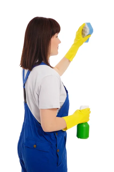 穿着蓝色制服的专业女性清洁员用海绵和洗涤剂清洗白色背景的东西的背景色 — 图库照片