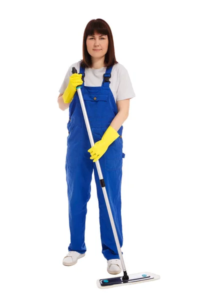 专业清洁服务概念 年轻女性清洁者全长肖像 蓝色制服清洁地板 拖把隔离在白色背景 — 图库照片