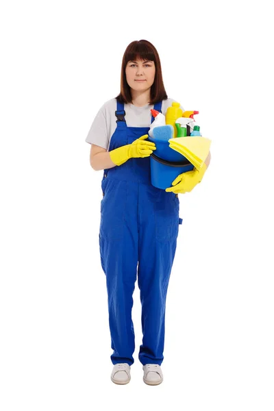 プロフェッショナルクリーニングサービスの概念 白の背景に隔離された洗浄装置と青の制服で若い女性のクリーナーの肖像画 — ストック写真