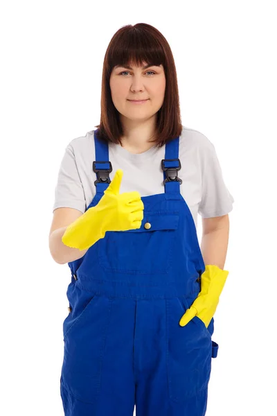 青い衣を着た陽気な女性制服と黄色い手袋の親指を白い背景に隔離された — ストック写真