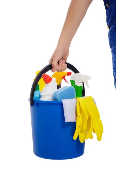 Weibliche Hand Hält Blauen Eimer Mit Reinigungsgeräten Isoliert Auf Weißem — Stockfoto