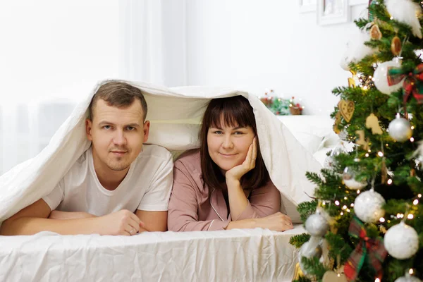 Jul Familj Och Kärlek Koncept Lyckligt Par Kär Ligger Filt — Stockfoto