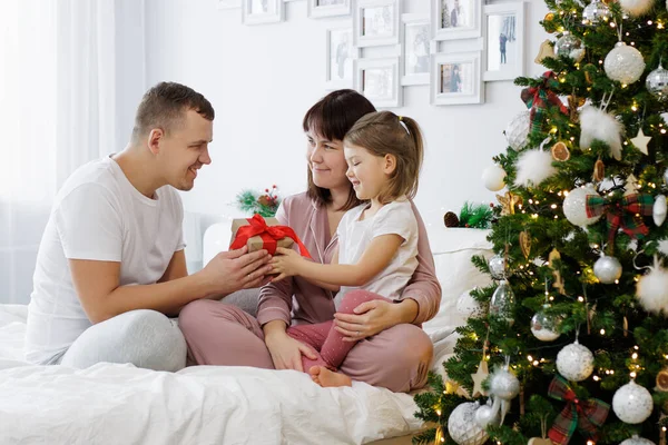 Jul Familj Och Kärlek Koncept Föräldrar Ger Julklapp Till Liten — Stockfoto