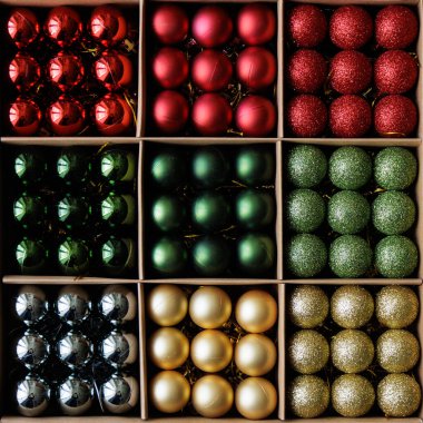 Noel arkaplanı - karton kutulardaki renkli Noel mücevherlerini kapat