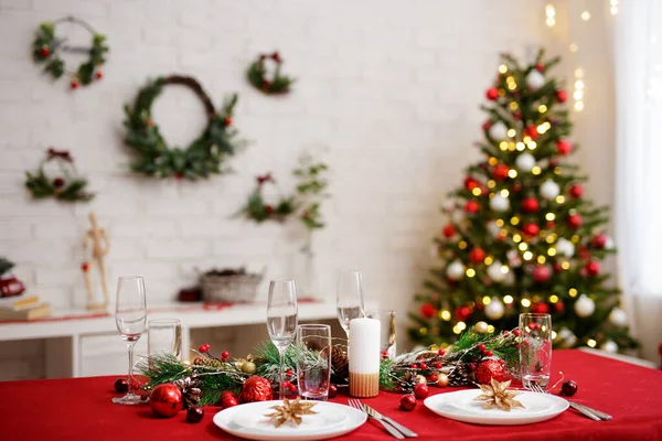 크리스마스 장식된 거실에서 크리스마스 식사를 식탁에 — 스톡 사진