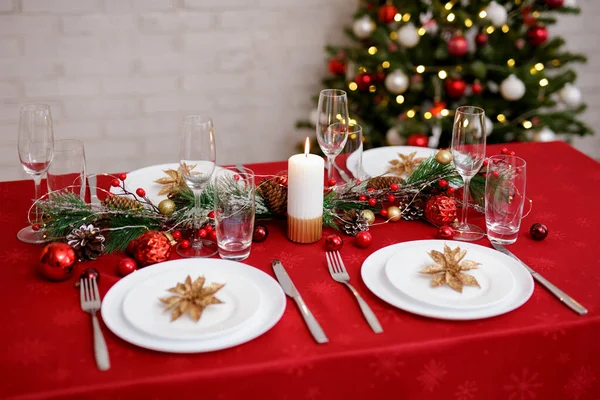 Σερβίρεται Τραπέζι Για Οικογενειακά Χριστουγεννιάτικα Δείπνα Πιάτα Πιρούνια Μαχαίρια Και — Φωτογραφία Αρχείου