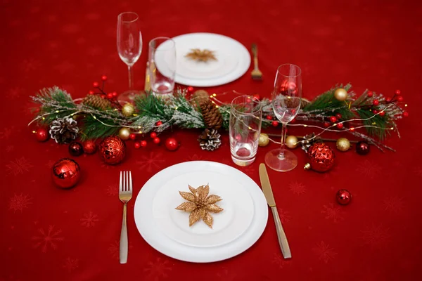 Διακοσμημένο Όμορφο Τραπέζι Για Δύο Άτομα Στο Χριστουγεννιάτικο Δείπνο — Φωτογραφία Αρχείου
