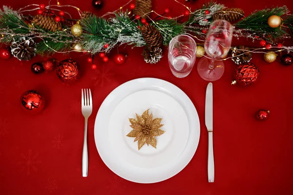 Λευκό Κεραμικό Πιάτο Κλαδιά Ελάτης Και Διακόσμηση Επίπεδη Θέσει Χριστούγεννα — Φωτογραφία Αρχείου