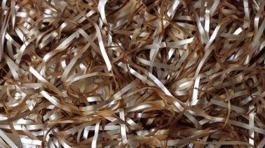 Noel arkaplanı - Düşen Altın Noel mücevherlerine yakın çekim yavaş çekimde