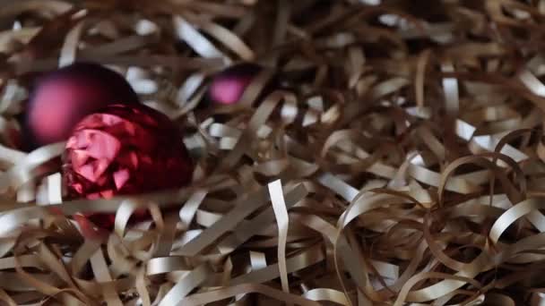 Рождественский Фон Крупным Планом Падения Красных Рождественских Безделушек Замедленной Съемке — стоковое видео