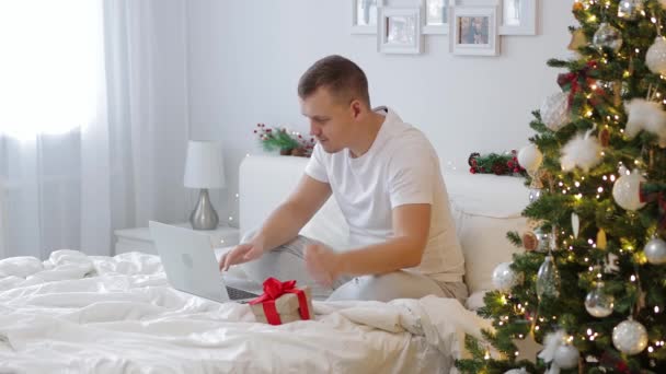 Kerstmis Online Winkelen Concept Gelukkig Man Kopen Kerstcadeaus Online — Stockvideo