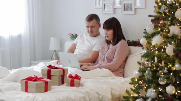 圣诞节和网上购物的概念 快乐的夫妻在网上购买圣诞礼物 — 图库视频影像