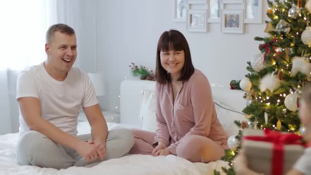 Söt Liten Flicka Som Ger Julklappar Till Sina Föräldrar — Stockvideo