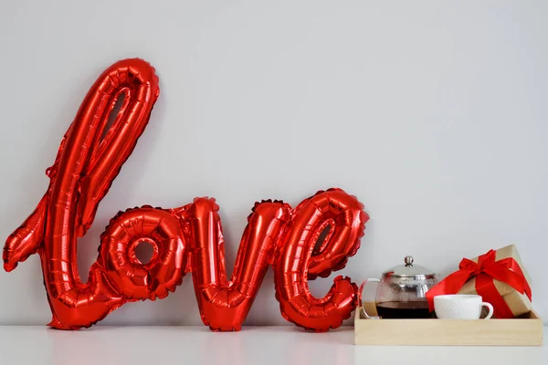 Láska Valentýna Koncept Červená Fólie Vzduch Balón Láska Dopisy Dřevěný — Stock fotografie
