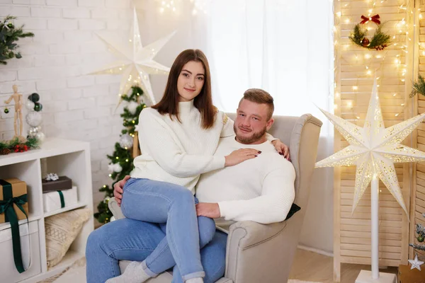 美しい女性と男でクリスマス装飾された部屋 — ストック写真