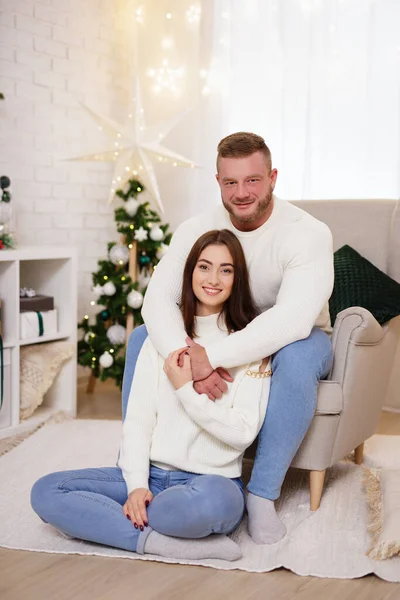 Lächelndes Junges Paar Sitzt Weihnachtlich Dekorierten Zimmer — Stockfoto